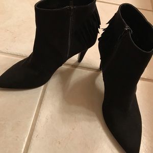 Women’s Nine West black suede heels booties 7.5